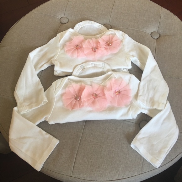 Set of 2 - 12 months onesies - Picture 3 of 4